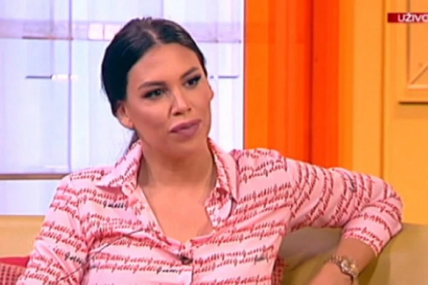 (FOTO) PEVAČICA POZIRALA BEZ BRUSA, PA SVIMA POKAZALA GRUDI: Kaja Ostojić zapalila društvene mreže zbog VRELE FOTKE!