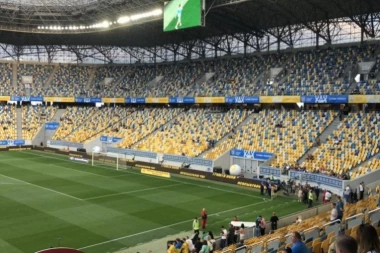 (VIDEO) RUSKA KU*VA! Besramno divljanje ukrajinskih fašista u Lavovu: Huligani sramno vređali Srbiju tokom intoniranja "Bože pravde"