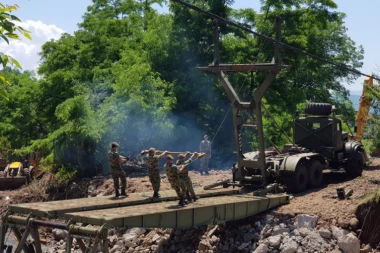 STIGAO SPAS! Vojska Srbije postavila most u selu Sirča