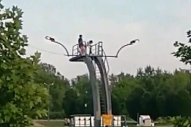 Seks usred bela dana na skakaonici kupališta u Hrvatskoj?