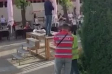 (VIDEO) Đilas se proveo k'o bos po trnju: Šapčani ga dočekali zvižducima i skandiranjem "Lopove, lopove"!