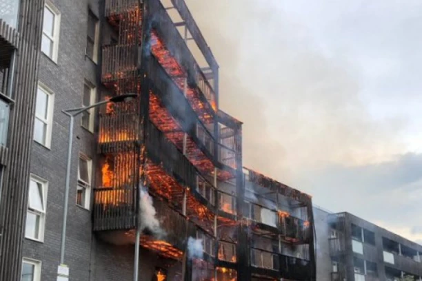POŽAR U ZGRADI, POVREĐENO TROJE DECE: 70 vatrogasaca u borbi sa stihijom, lekari ne znaju kome pre da pomognu