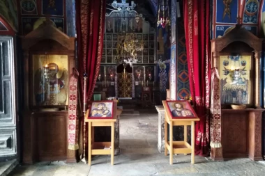 (FOTO) PORUKA VERNICIMA? Ikona danima plače u manastiru Krka