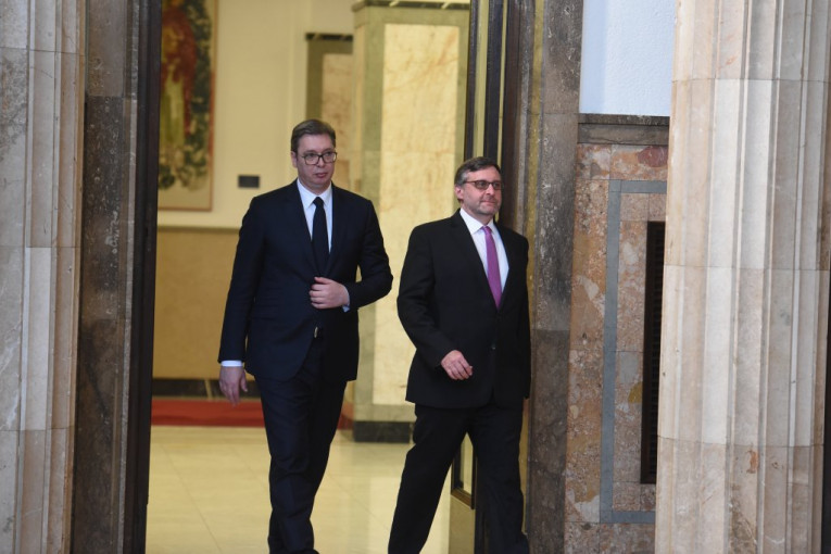 Oprečna očekivanja od sastanka u Parizu: Palmer se nada nastavku dijaloga, Vučić ne veruje da će uopšte biti sastanka