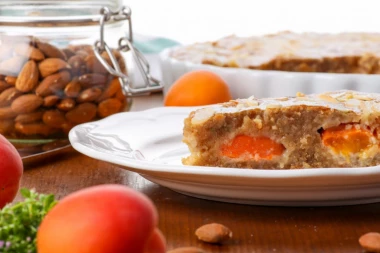 Narandžasta rapsodija ukusa: Ovaj kolač je pravi izbor za vrele dane, voće i fil se tope u ustima