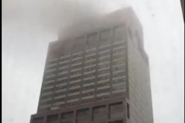 (VIDEO) Drama na Menhetnu: Helikopter se zakucao u zgradu