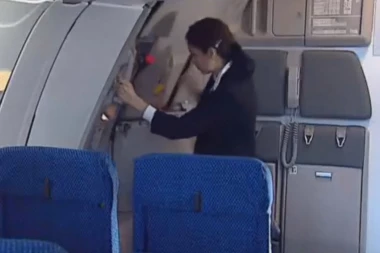 Žena u avionu slučajno otvorila izlaz za hitne slučajeve umesto vrata od toaleta