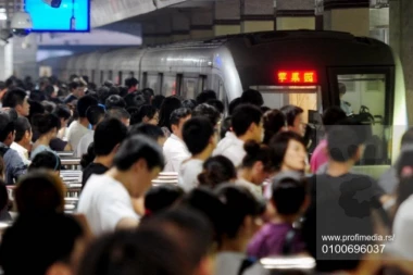 (VIDEO) Haos u pariskom javnom prevozu: Ogromne gužve, ljudi zbijeni kao sardine, svi pobesneli zbog situacije!