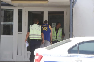 (EKSKLUZIVNI VIDEO) Mikija policija dovela na saslušanje, evo kako se ponašao Đuričić!