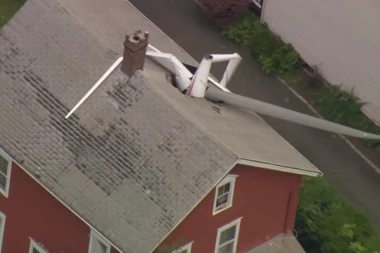 (VIDEO) Prinudno sletanje na krov: Avion se zakucao u kuću, pilot i ukućani ovako završili!