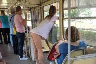 (FOTO) Hit! Možda se ona rashladila, ali je u tramvaju sigurno digla temperaturu!