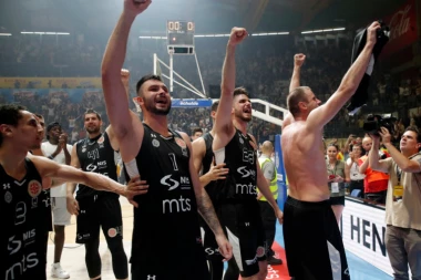(VIDEO) Najemotivniji detalj sa derbija: Majka bivšeg trenera Partizana grcala u suzama radosnicama zbog trijumfa, košarkaši je redom tešili!