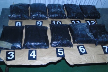 (FOTO) Holanđani sejali smrtonosnu drogu po Srbiji! Policija u mercedesu pronašla brdo opijata