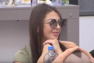 (VIDEO 18+) Kamere sve zabeležile: Maja potpuno gola u toaletu radi OVO! Pašće vam vilice!