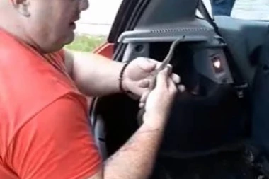 (VIDEO) Radetu se smuk zavukao u kola, a onda su pozvali gospodara zmija iz Vladičinog Hana: Pogledajte ga u akciji!