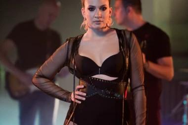 SAD ĆE DA ME PITAJU ŠTO NISAM STAVILA DONJE ZUBE: Milica Todorović se požalila da nema mira!