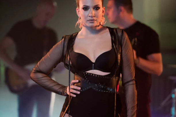 SAD ĆE DA ME PITAJU ŠTO NISAM STAVILA DONJE ZUBE: Milica Todorović se požalila da nema mira!