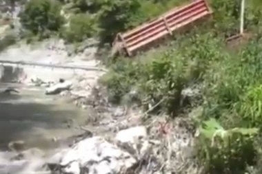(VIDEO) Sram vas, bre, bilo! Novi skandal u Pazaru: Kamion privatnog preduzeća istovara zemlju pravo u reku!