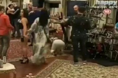 (VIDEO) Još jedno nasilje nad ženom u rijalitiju? Ivan Marinković oborio devojku na pod!