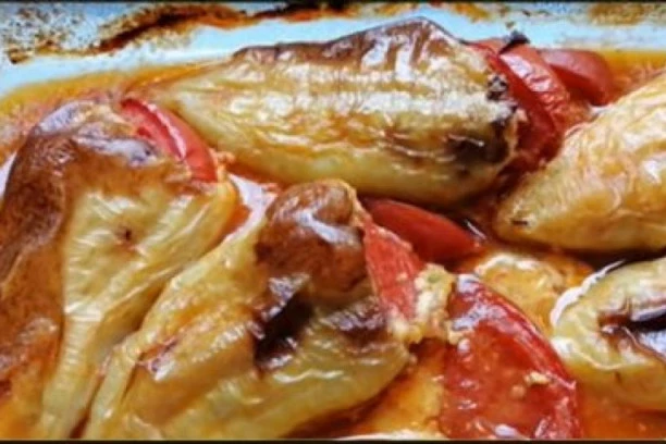 TAKO SOČNE DA ĆETE ŽELETI JOŠ: Najjednostavniji i najbrži recept za PUNJENE PAPRIKE!