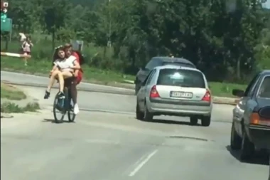 Ruski rulet na šinama! Hoće li neko da zaustavi ovo ludilo?! Novi snimak sa pružnog prelaza u Šapcu zapanjio Srbiju