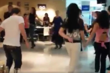 (VIDEO) I TO IZGLEDA MOŽE: Pogledajte kako izgleda kolo uz AC/DC!