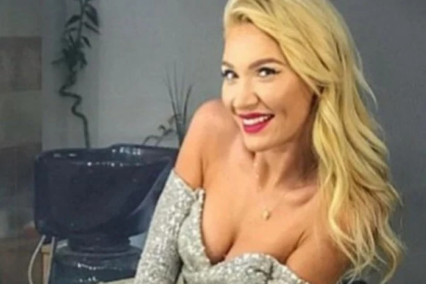 BOJANA RISTIVOJEVIĆ OTVORILA SEZONU NA PLAŽI: Voditeljka pokazala golišavo telo, a u OVAJ detalj posebno svi gledaju!