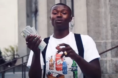 (UZNEMIRUJUĆI VIDEO) Policajci ispalili u repera 55 metaka za samo 3,5 sekundi dok je spavao!