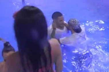 (VIDEO) Zar na njene oči? Lazar umalo poljubio Marka u usta pred Stanijom!