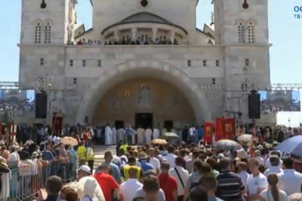VELIKI BROJ GRAĐANA SLAVIO IZBOR JOANIKIJA U PODGORICI