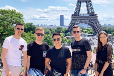 (FOTO) Avantura u Parizu: Marija Šerifović odvela svoje finaliste na nezaboravno putovanje!