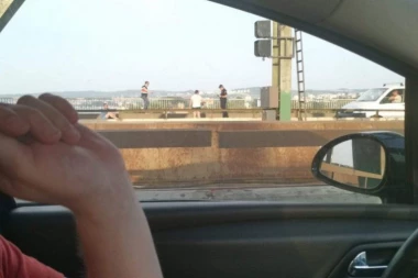 (FOTO) Srećan kraj drame na Pančevačkom mostu: Pregovarači ubedili muškarca da odustane od samoubistva