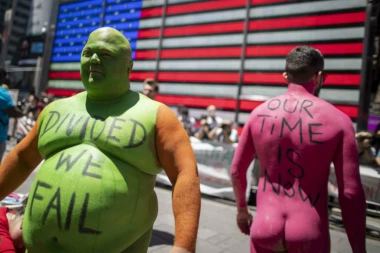 (FOTO) ŠARENI NJUJORK: Obojena gola tela "okupirala" Tajms Skver, a ovo je povod!