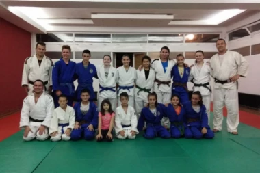 Prevoz koči mlade džudiste da stignu do cilja