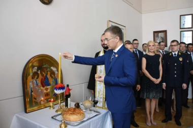 (FOTO) Proslava Dana policije: Stefanović lomio pogaču