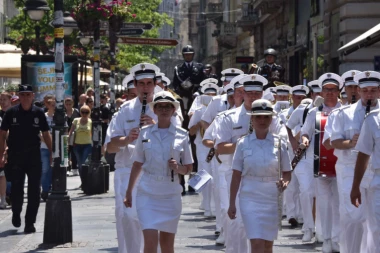 TRADICIONALNO NA DAN POLICIJE: Svečani defile brigade i orkestra Srbije i Slovačke