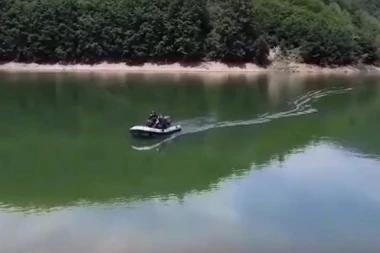 IZVUČENO TELO NIKOLE (9) KOJI SE UDAVIO U DRINI! Rodbina potvrdila da je to nesrećni dečak iz Badovinaca