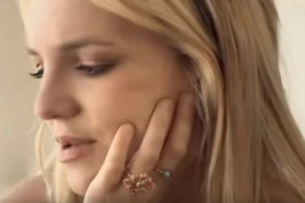 PEVAČICA UHVAĆENA U JEZIVOM IZDANJU: Ulicom hoda bosa i umotana u ćebe - javnost PREPLAŠENA za njeno zdravlje!