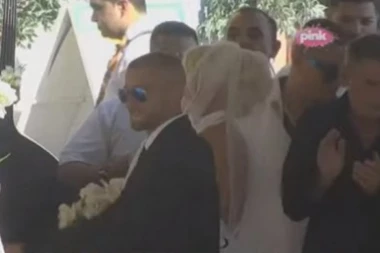 Svadbeno veselje u "Zadruzi 2" je uveliko počelo: Sanja i Savo izgovorili sudbonosno "da", a tek da vidite kako je Stankovićeva zablistala u venčanici!