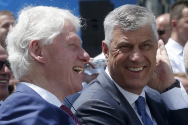 ŠTA TI JE SMEŠNO, IDIOTE! Klinton se sprda sa klanjem Srba, zgrozićete se kada vidite šta je rekao Tačiju