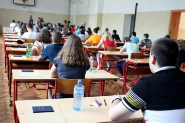 Osmaci danas polažu probni test iz srpskog i kombinovani! Ministar Ružić sa učenicima u školi na Banovom brdu