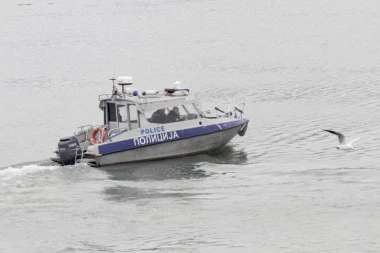 Prevrnuo se čamac sa šestoro ljudi na Savi, policija odmah reagovala