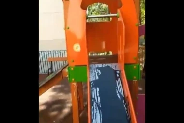 (VIDEO) SRAMOTA! Bolesnici demolirali dečje igralište na Karaburmi: Pogledajte kako su sve premazali uljem da se mališani ne bi igrali!