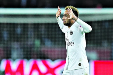 Nejmar sa PSŽ-om na turneji