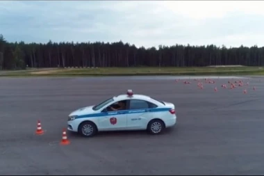 LADA NIJE ZA OVO: Ruski brend i okretanje za 180 stepeni prilikom vožnje unazad - nikako (VIDEO)