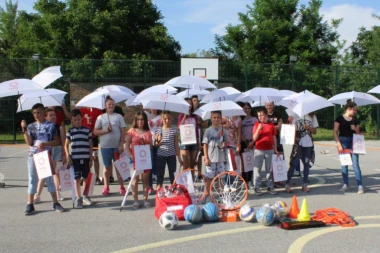 Lajović, Đere, Krajinović obradovali decu u Goraždevcu