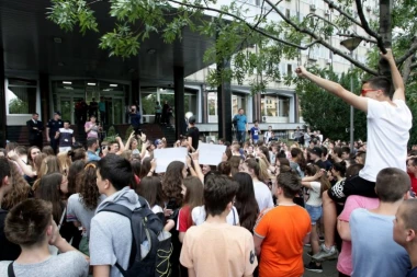 (VIDEO) "PONIŠTITE ZAVRŠNI ISPIT", "KRADETE NAM BUDUĆNOST": Osmaci se skupili ispred Ministarstva prosvete