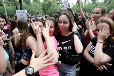 Ponovo protesti malih maturanata! Žele da uđu u zgradu ministarstva prosvete