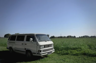 (VIDEO) Jeziv snimak udesa! Dete ispalo iz kombija usred nesreće, a onda se desila neviđena scena!