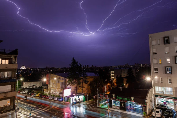 KAKO DA SE ZAŠTITITE OD UDARA GROMA Evo šta ne smete da radite NIKAKO, a ako osetite da vam trnci prolaze kroz telo OBAVEZNO uradite ovo!